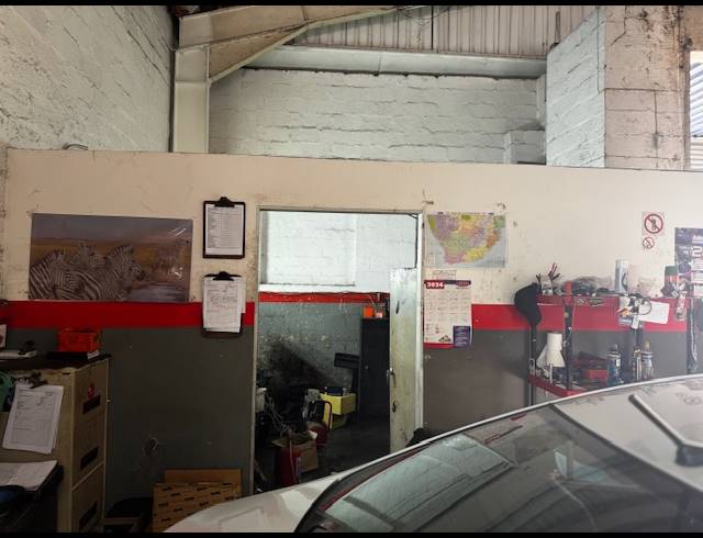 180M² WAREHOUSE TO LET IN WINDERMERE